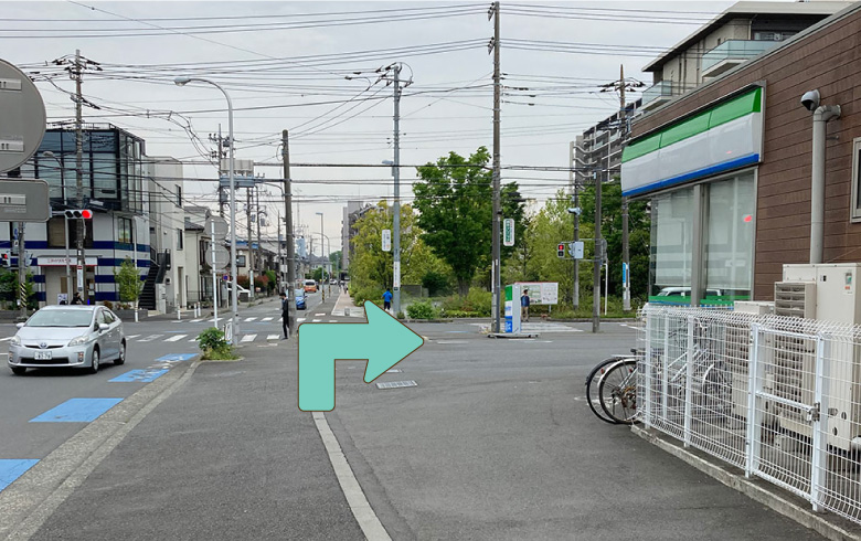 大和高校入口交差点を右折します。ファミリーマートが目印です